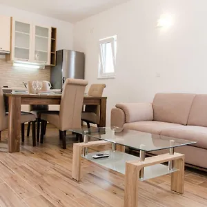 apartman-kuzmanic.hotels-in-trogir.com/